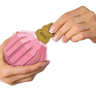 Kong Puppy Activity Rubber Bal Roze Of Lichtblauw Assorti TOT 9 KG 6,5X6,5X6,5 CM